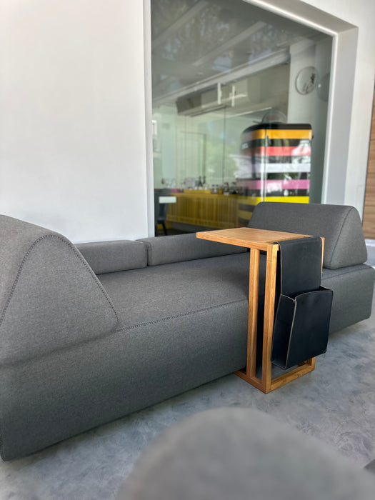 Sofá (almofadas encosto e braços não fixas) e Mesa de Apoio