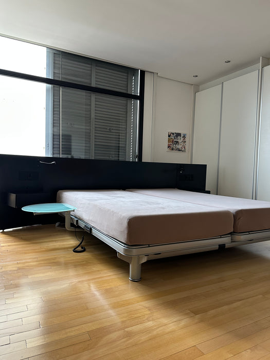 Cama King Size "Royal" com 2 Motores, Colchão "Maestro" e Mesas Laterais – Auping para Collectania