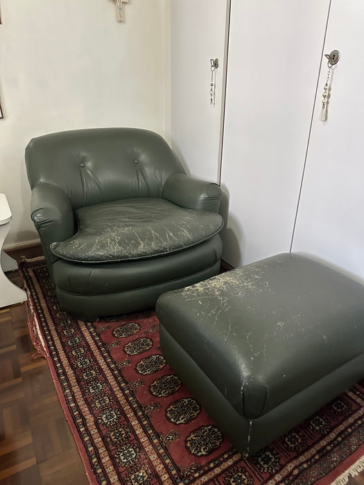 Poltrona em Couro Verde com Banqueta – Paschoal Ambrósio