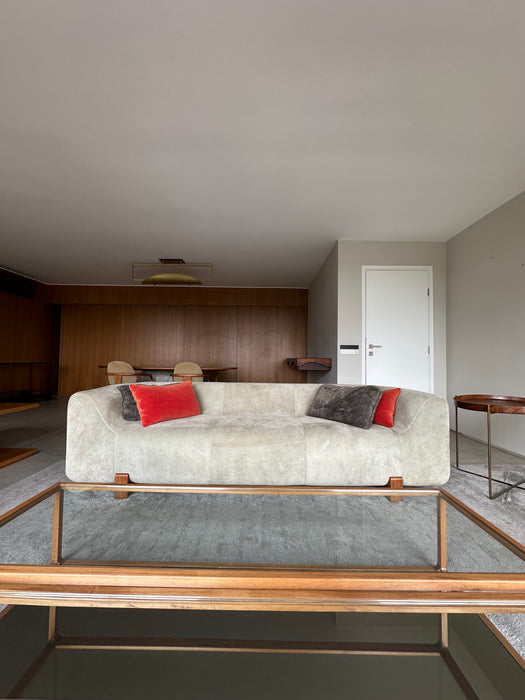 Sofá "Henge" em Camurça - Arthur Casas