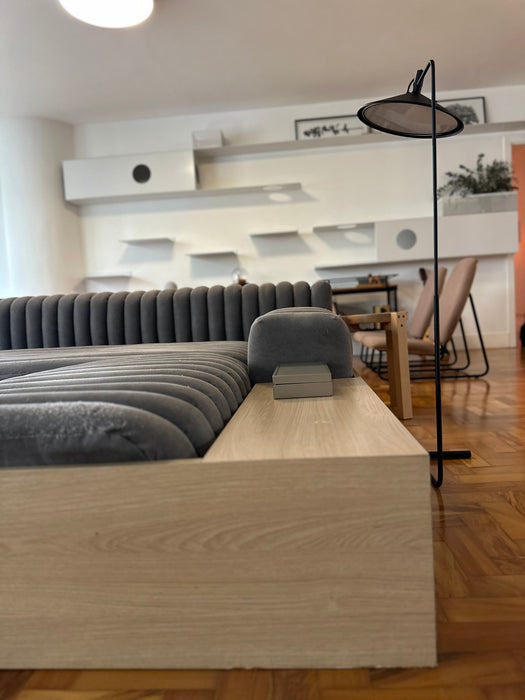 Sofá "Gomos" (com acabamento adicional em madeira na parte inferior) – Líder Interiores