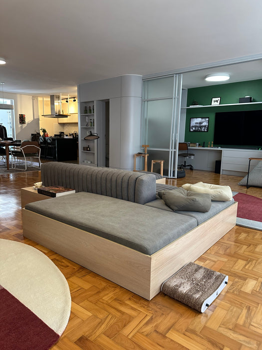 Sofá "Gomos" (com acabamento adicional em madeira na parte inferior) – Líder Interiores