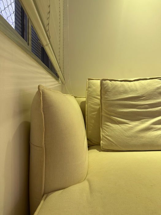 Sofá "Pillow" com Chaise – Estúdio Bola