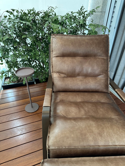 Poltrona "Beepi" com Banqueta em Couro - Estúdio Bola