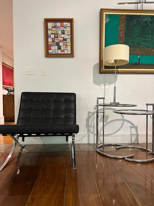 Poltrona “Barcelona” com Banqueta em Couro – Forma