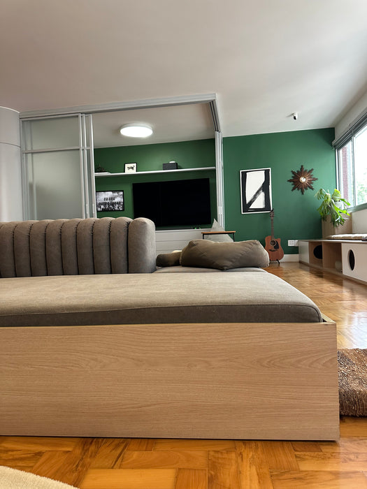 Sofá "Gomos" (com acabamento adicional em madeira na parte inferior) – Líder Interiores