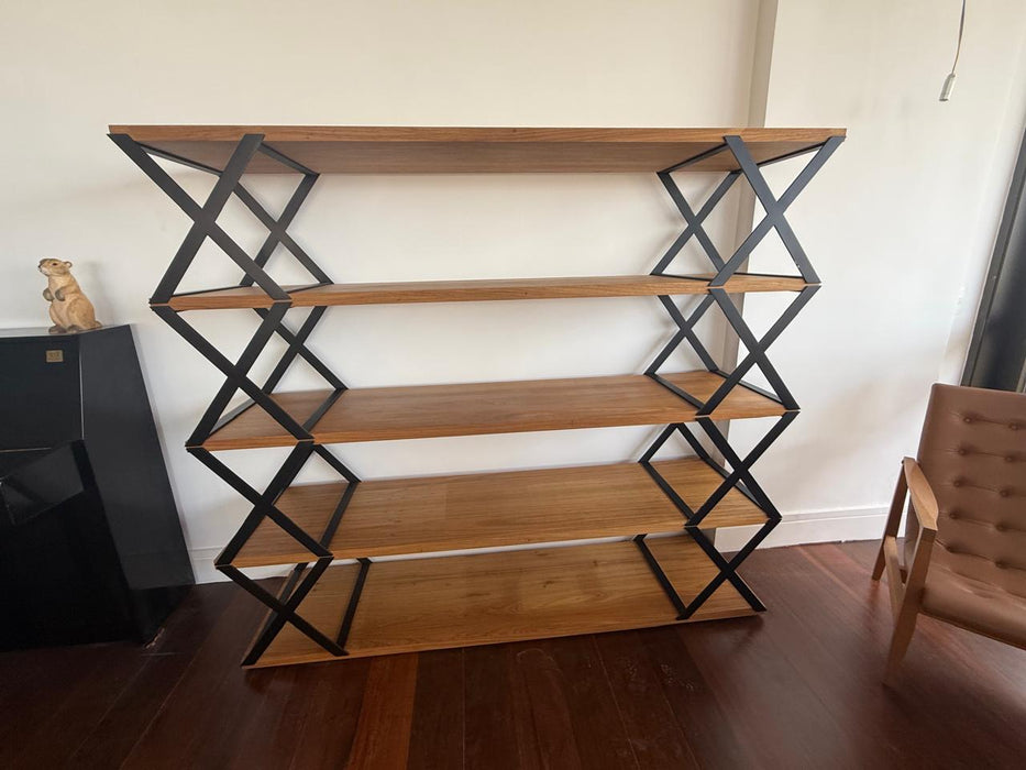 Estante "Clip" – Jader Almeida