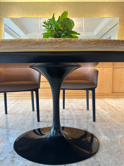 Mesa de Jantar Saarinen com Tampo em Mármore Travertino Amarelo