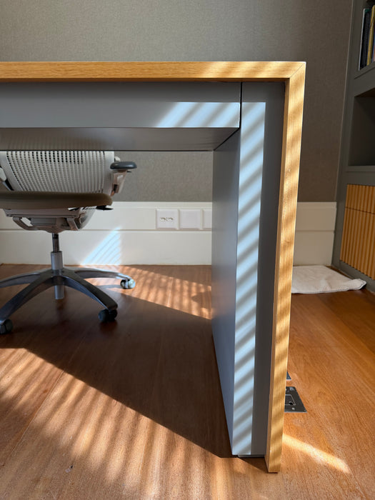 Mesa de Escritório com Tomadas Embutidas