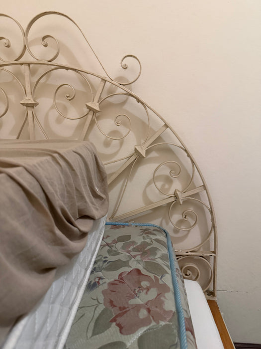 Cama de Solteiro com Cabeceira em Ferro (colchão não incluso)