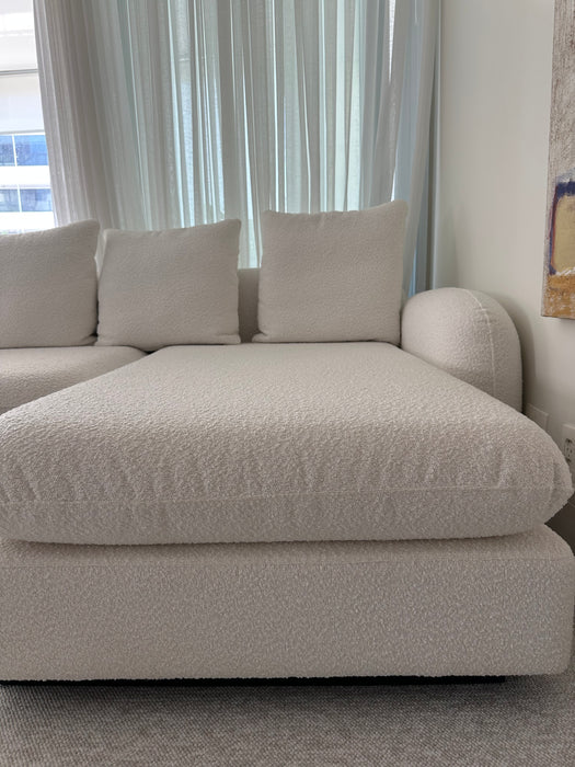 Sofá “Ópera” com Chaise e Pufe em Tecido Bouclé – Fábrica Mais Sofá