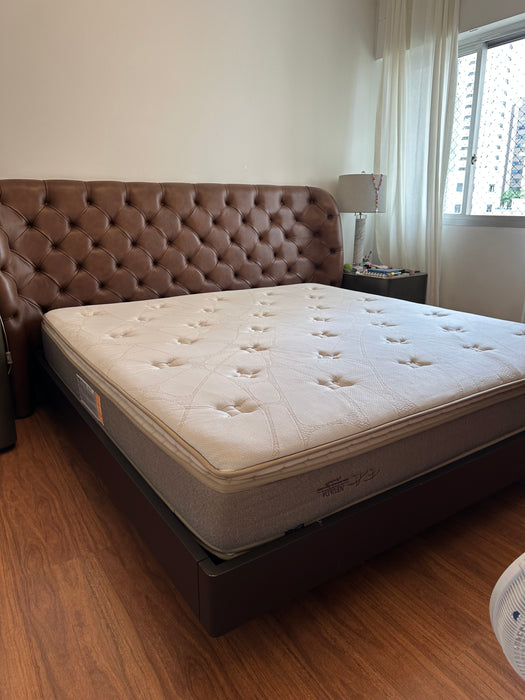 Cama King Size "Nouveau" com Cabeceira Capitonê em Couro (colchão incluso) – Artefacto