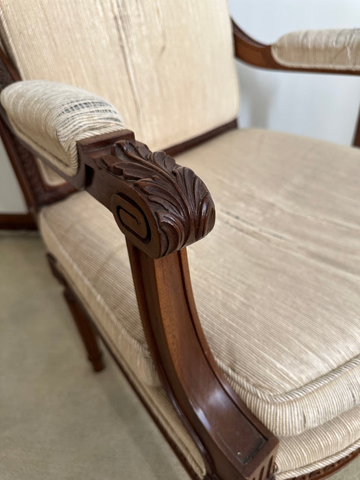 Par de Cadeiras Clássicas em Madeira Entalhada