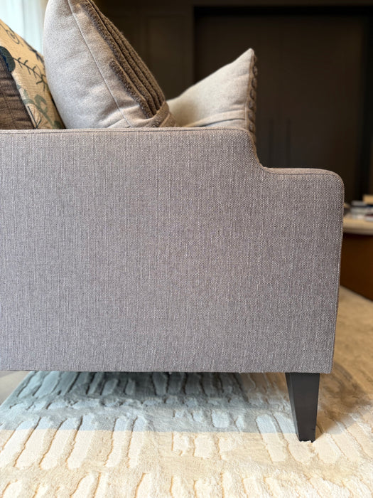 Sofá "Nola" de 3 Lugares em Tweed Cinza – Arteriors
