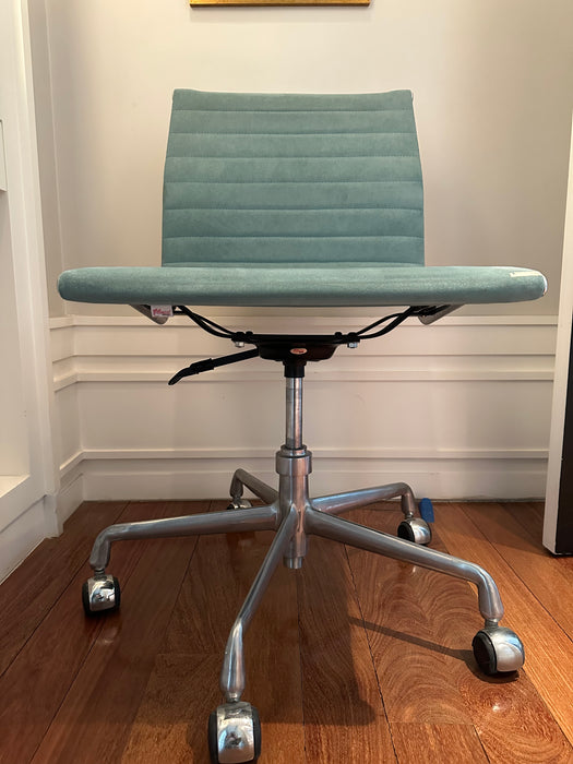 Cadeira de Escritório "Eames" sem braço - Clássica Design