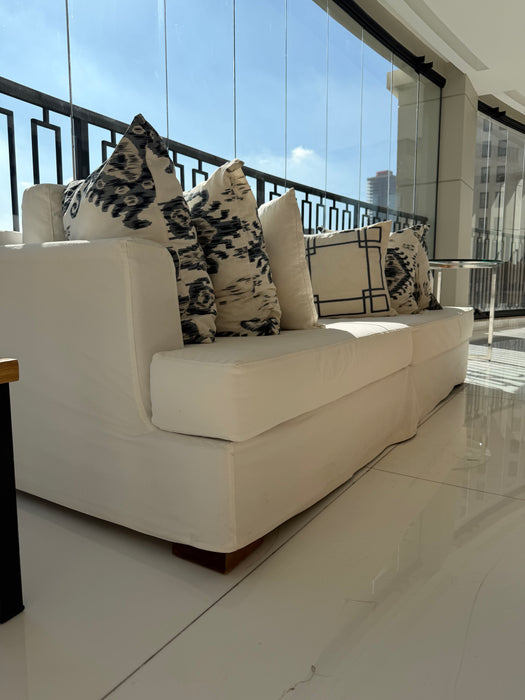 Sofá com Capa e Almofadas Decorativas