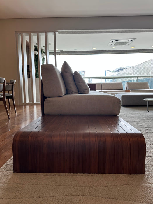 Sofá "Friso" em Madeira – Líder Interiores