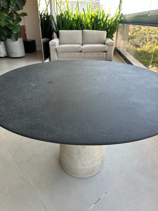 Mesa de Jantar com Base em Concreto e Tampo em Pedra  – ,Ovo