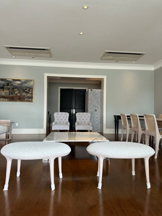 Par de Poltronas Clássicas em Capitonê com Rodízios