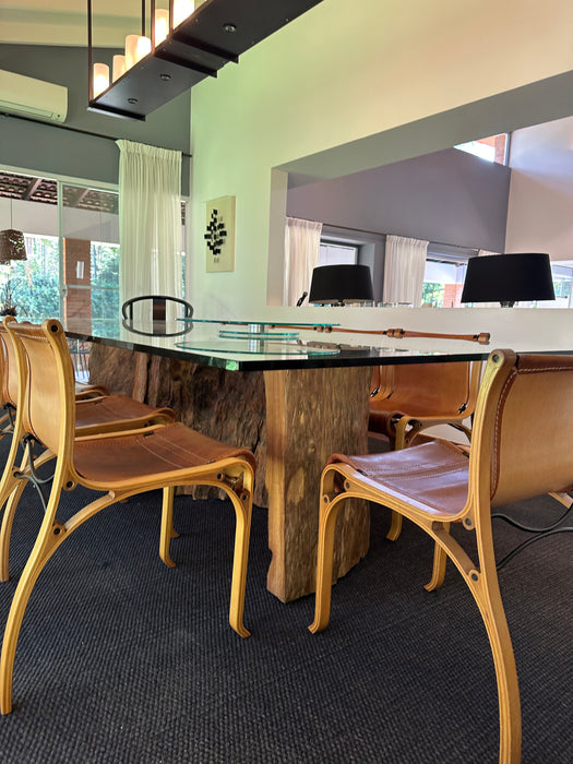 Mesa de Jantar com Pés em Tora e Tampo de Vidro - Tora Brasil