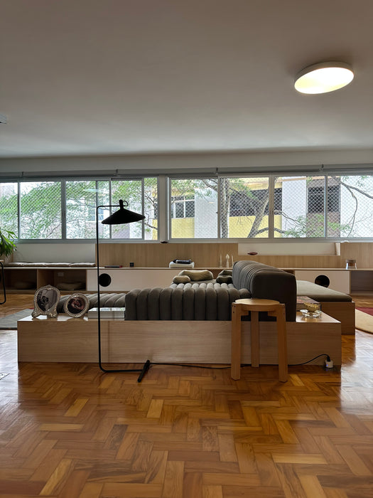 Sofá "Gomos" (com acabamento adicional em madeira na parte inferior) – Líder Interiores