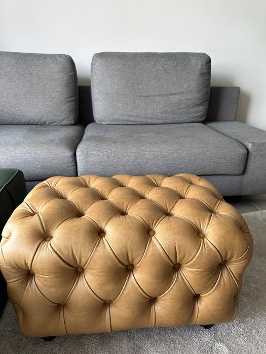 Pufe Capitonê em Couro