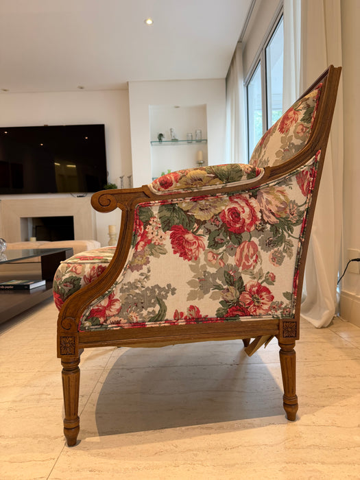 Par de Poltronas Clássicas em Tecido Floral