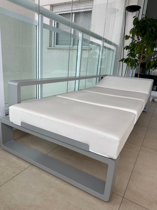 Conjunto para Área Externa com 2 Sofás/ Chaises e Mesa de Centro