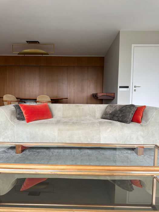 Sofá "Henge" em Camurça - Arthur Casas