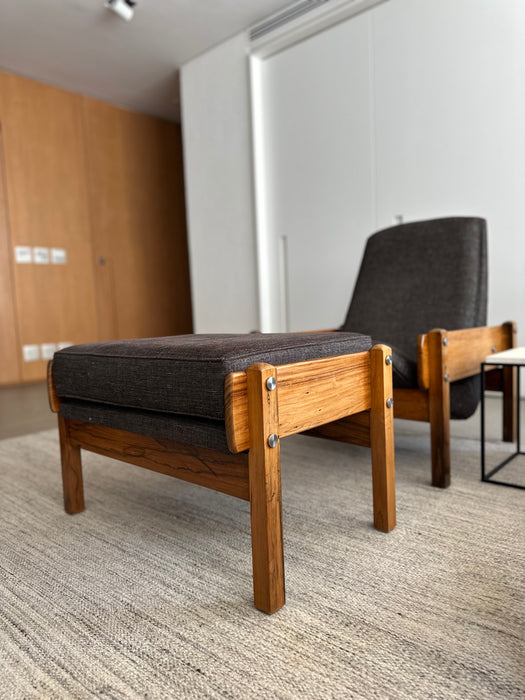 Poltrona Vintage com Banqueta – Atribuída a Sérgio Rodrigues