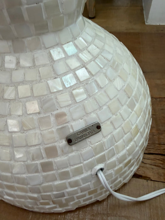 Luminária de Piso em Pastilhas de Madrepérola – Camila Dianunziata