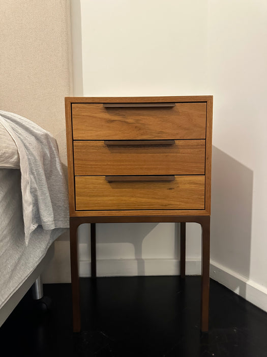 Par de Mesas de Cabeceira "Loft 40" com 3 Gavetas – Fernando Jaeger