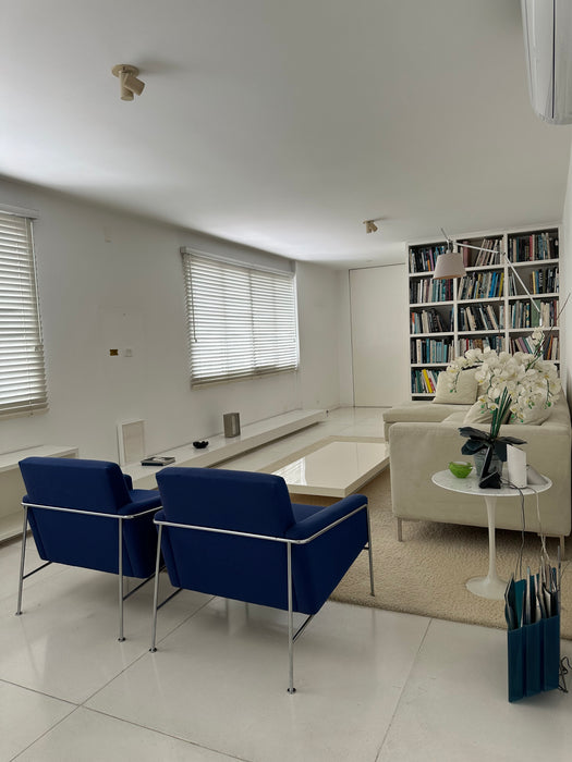 Par de Poltronas "Series 3300" - Arne Jacobsen para Fritz Hansen