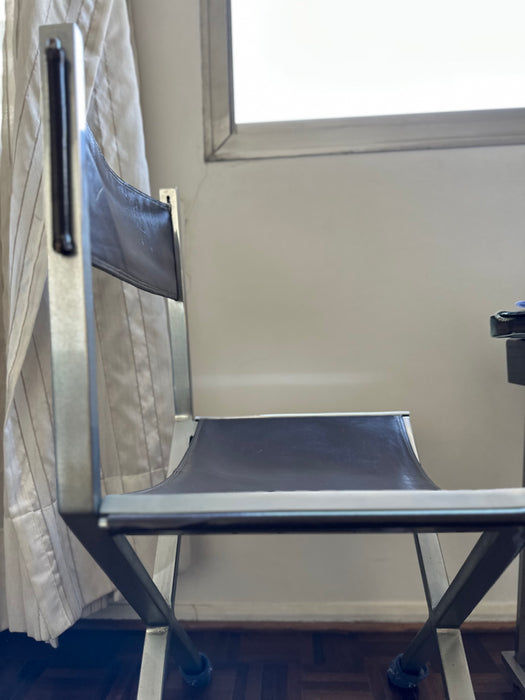 Mesa Gamão com Tampo de Vidro e 4 Cadeiras Diretor em Couro