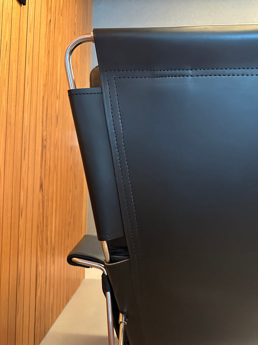 Poltrona "Vira Vira" em Couro – Pedro Useche