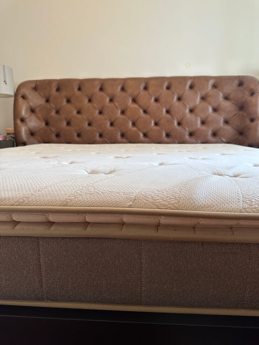 Cama King Size "Nouveau" com Cabeceira Capitonê em Couro (colchão incluso) – Artefacto
