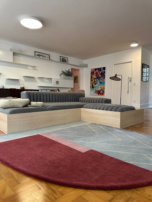 Sofá "Gomos" (com acabamento adicional em madeira na parte inferior) – Líder Interiores