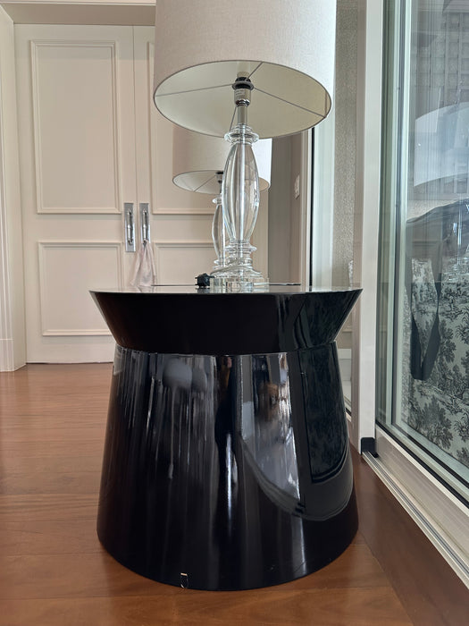 Mesa Lateral "Zago" em Laca Preta Brilhante – Érea