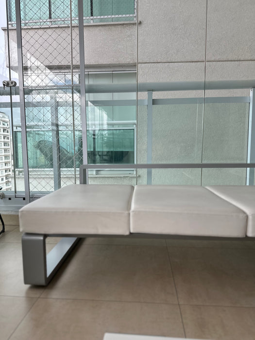 Conjunto para Área Externa com 2 Sofás/ Chaises e Mesa de Centro