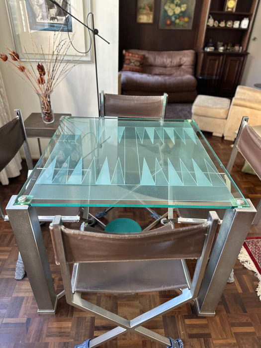 Mesa Gamão com Tampo de Vidro e 4 Cadeiras Diretor em Couro