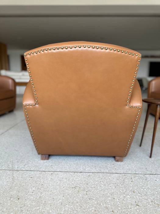 Poltrona em Couro com Detalhes em Tachas