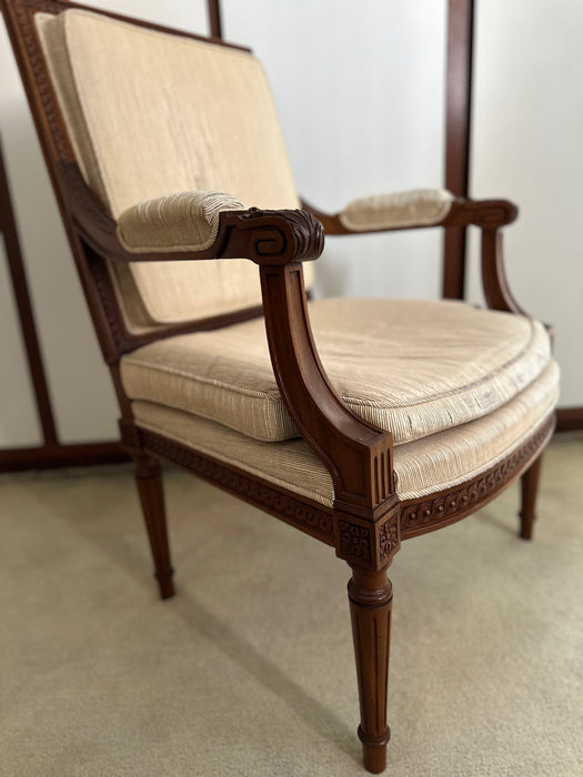 Par de Cadeiras Clássicas em Madeira Entalhada