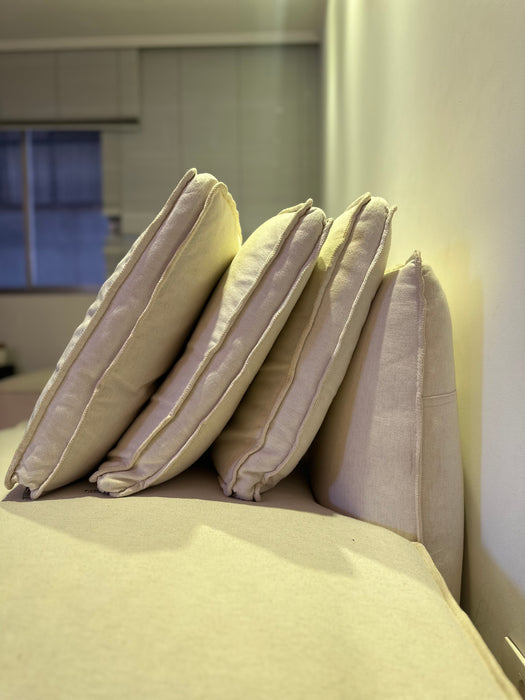 Sofá "Pillow" com Chaise – Estúdio Bola