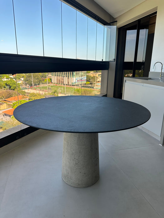 Mesa de Jantar com Base em Concreto e Tampo em Pedra  – ,Ovo