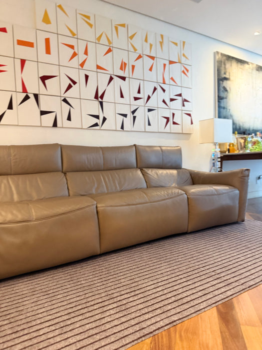 Sofá Elétrico de 3 Lugares com Chaise Fixa em Couro – Natuzzi