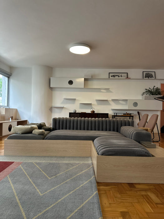 Sofá "Gomos" (com acabamento adicional em madeira na parte inferior) – Líder Interiores