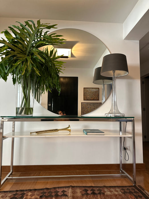 Aparador em Aço com Tampo de Vidro e Prateleira em Mármore Branco – Érea