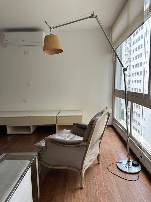 Poltrona Clássica "Luís XV" – Passado Composto