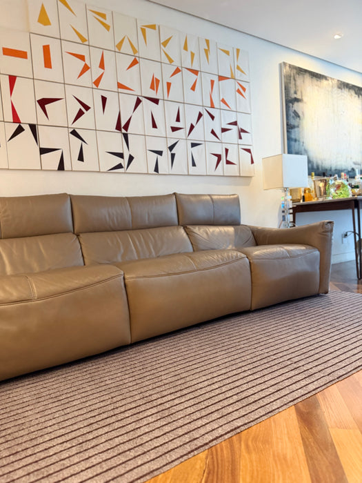 Sofá Elétrico de 3 Lugares com Chaise Fixa em Couro – Natuzzi