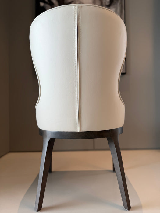 Conjunto com 10 Cadeiras "Silhouette" em Couro – Artefacto